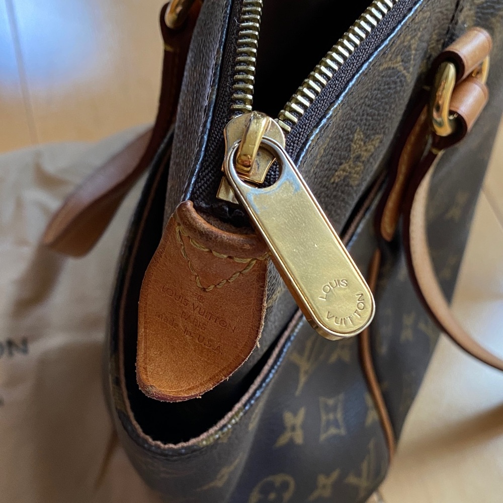 Elegant Brown Monogram Shoulder Bag - Picture 3 of 5